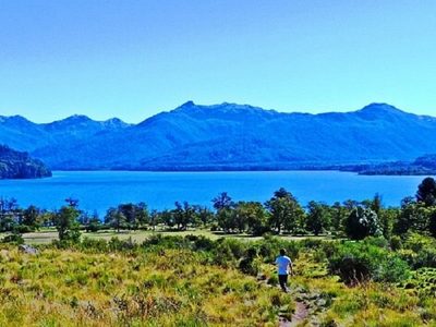 Lago Paimún: el paraíso patagónico con playas de arena volcánica que sorprende a todos