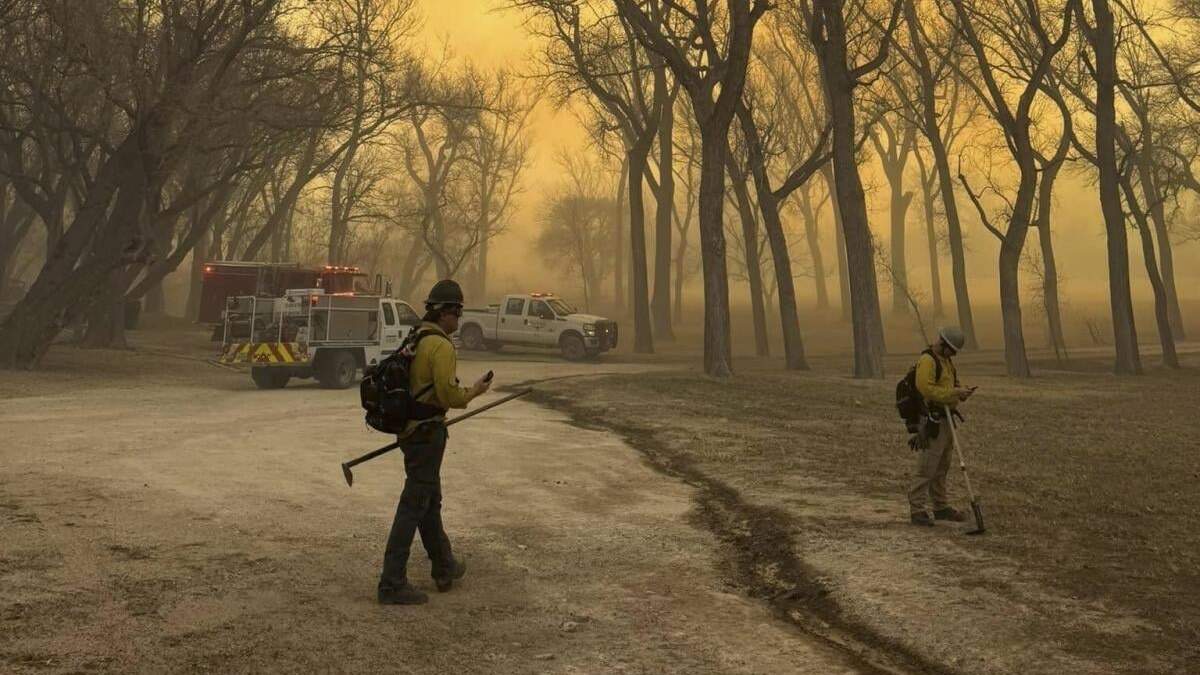 En esta foto suministrada por el departamento de bomberos de Flower Mound, Texas, se ve a bomberos que se dirigen a combatir un incendio en el extremo norte de Texas