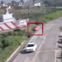 Captan cómo un automóvil se desvía y termina volcado en una zanja en Toluca (Video)