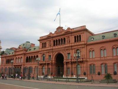 ¡Desesperado! Se ató a la reja de la Casa Rosada porque no le pagaron el bono de 10.000 pesos