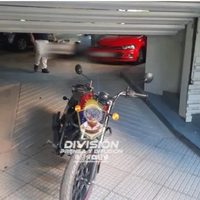 Atraparon a un hombre que tenía prisión domiciliaria pero estaba robando una moto