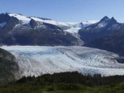 Prevén inundaciones moderadas por desbordamiento de presa glaciar en capital de Alaska