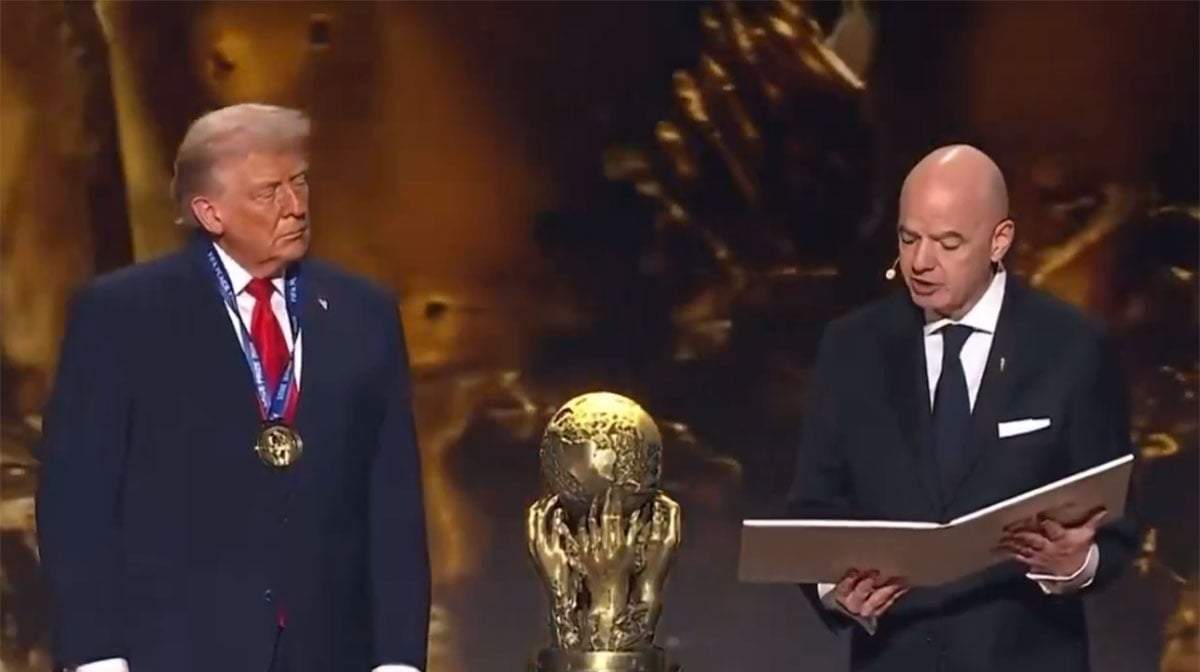 Donald Trump y un raro momento con Infantino.