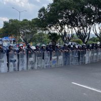 Protestan en Michoacán trabajadores de 70 planteles por impago de bonos