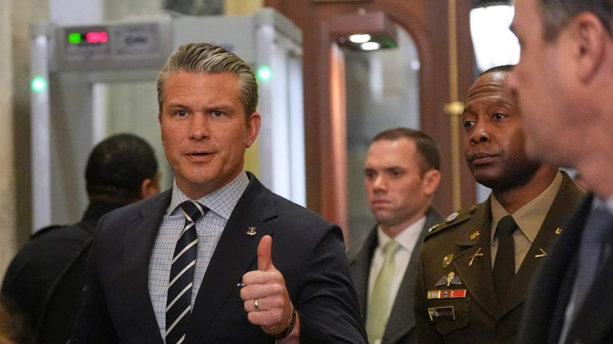 El secretario de Defensa, Pete Hegseth, llega al Capitolio de Estados Unidos el lunes