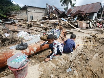 Aumentan a más de 600 los muertos y 460 los desaparecidos por las inundaciones en Indonesia