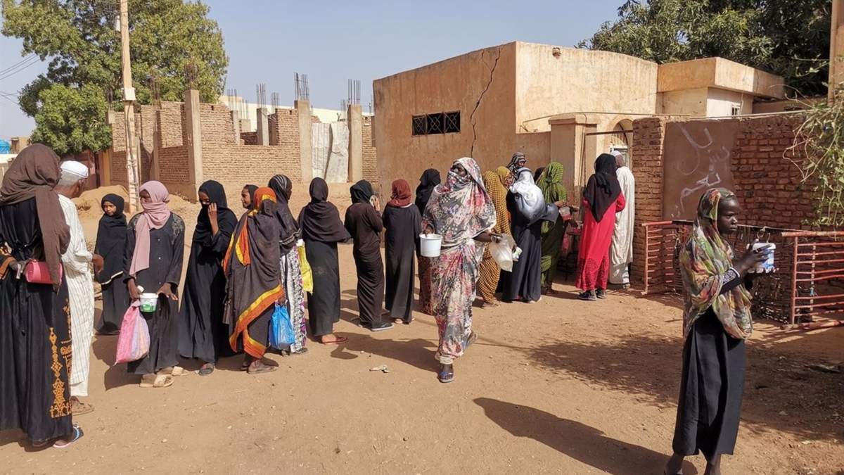 Reparto de ayuda en la ciudad sudanesa de Omdurmán