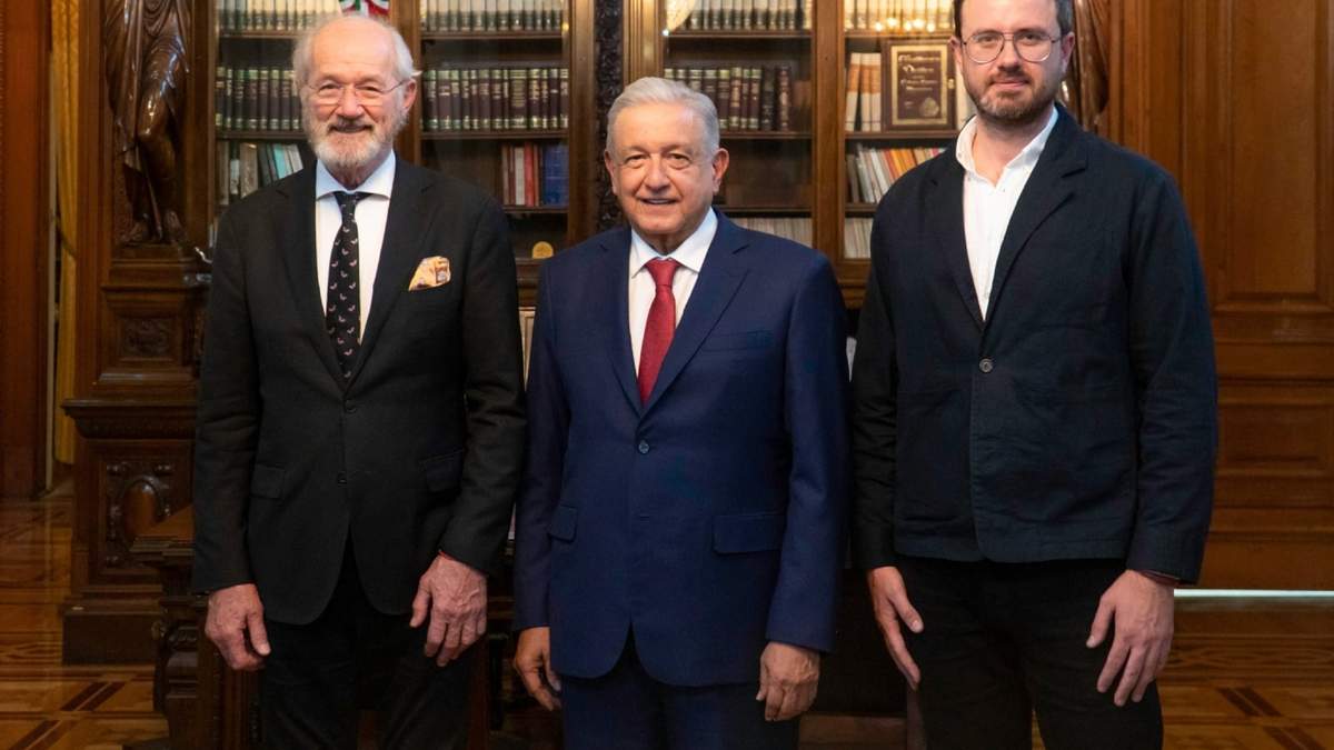AMLO con John y Gabriel Shipton, papá y hermano de Julian Assange en Palacio Nacional