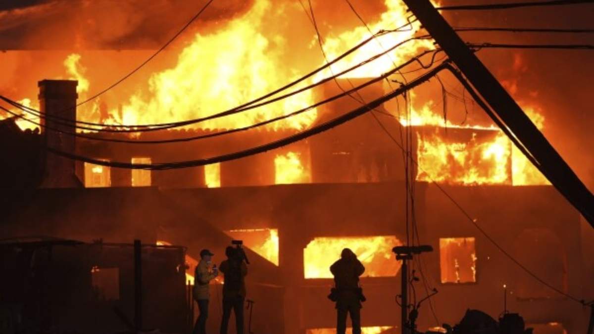 Bomberos tratan de sofocar las llamas que queman una casa en la playa durante el incendio de Palisades, el 8 de enero de 2025 en Malibú, California