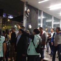 Pasajeros de la Línea 3 del Metro caminan por las vías tras falla eléctrica (Video)
