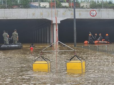 Sacan 9 cuerpos de un túnel inundado tras fuertes lluvias en Corea del Sur