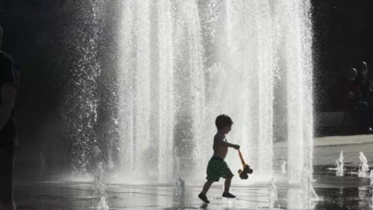 Un niño juega en una fuente en Canadá
