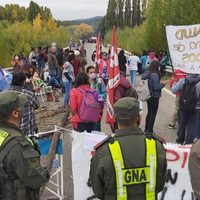 El personal de salud de Neuquén bloquea la ruta turística en la zona sur