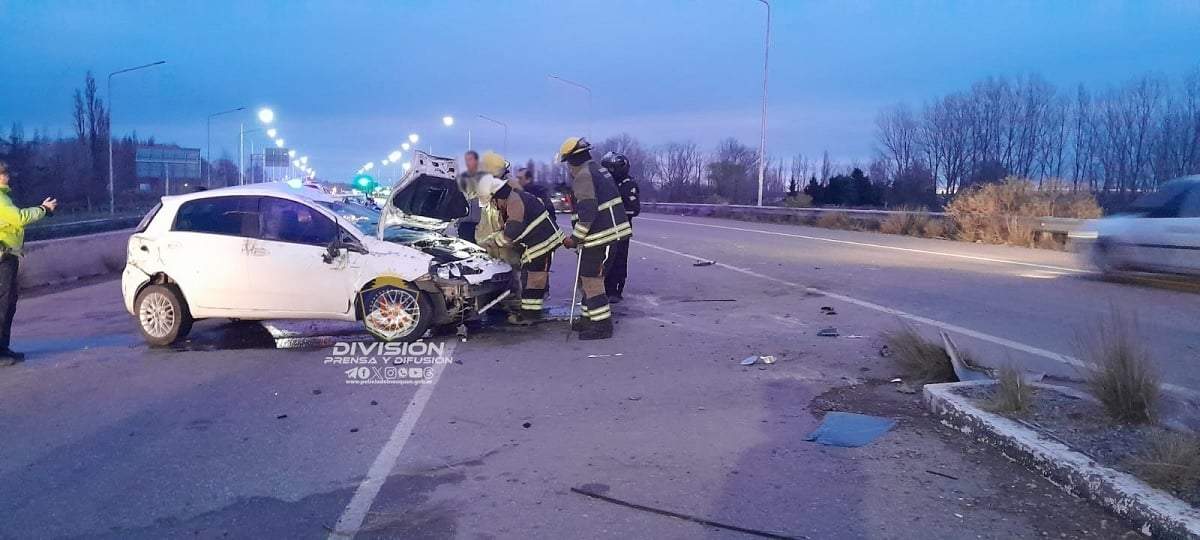 El Fiat Punto terminó con serios daños por el  choque contra el guardarrail y posterior vuelco. Fuente (Policía de Neuquén)