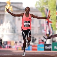 Sebastian Sawe rompe barrera de las 2 horas en maratón y pulveriza el récord mundial por 65 segundos