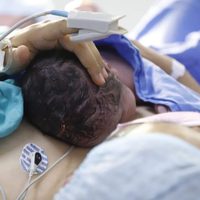 Dos bebés se disputan el título del primer nacimiento en 2022