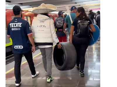 Captan a fan de la F1 llevándose una llanta en el metro de la CDMX tras Gran Premio de México