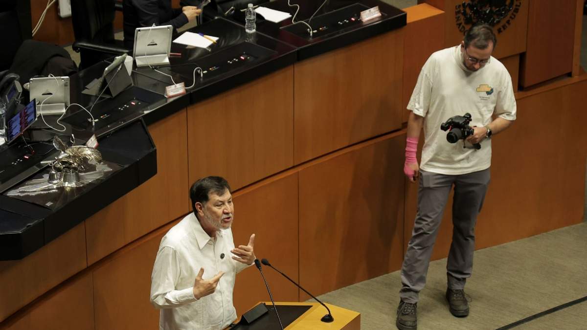 Fernández Noroña y su colaborador Emiliano González