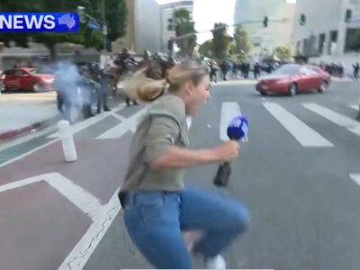 Agente dispara a periodista que cubría protesta contra redadas a migrantes en Los Ángeles (Video)