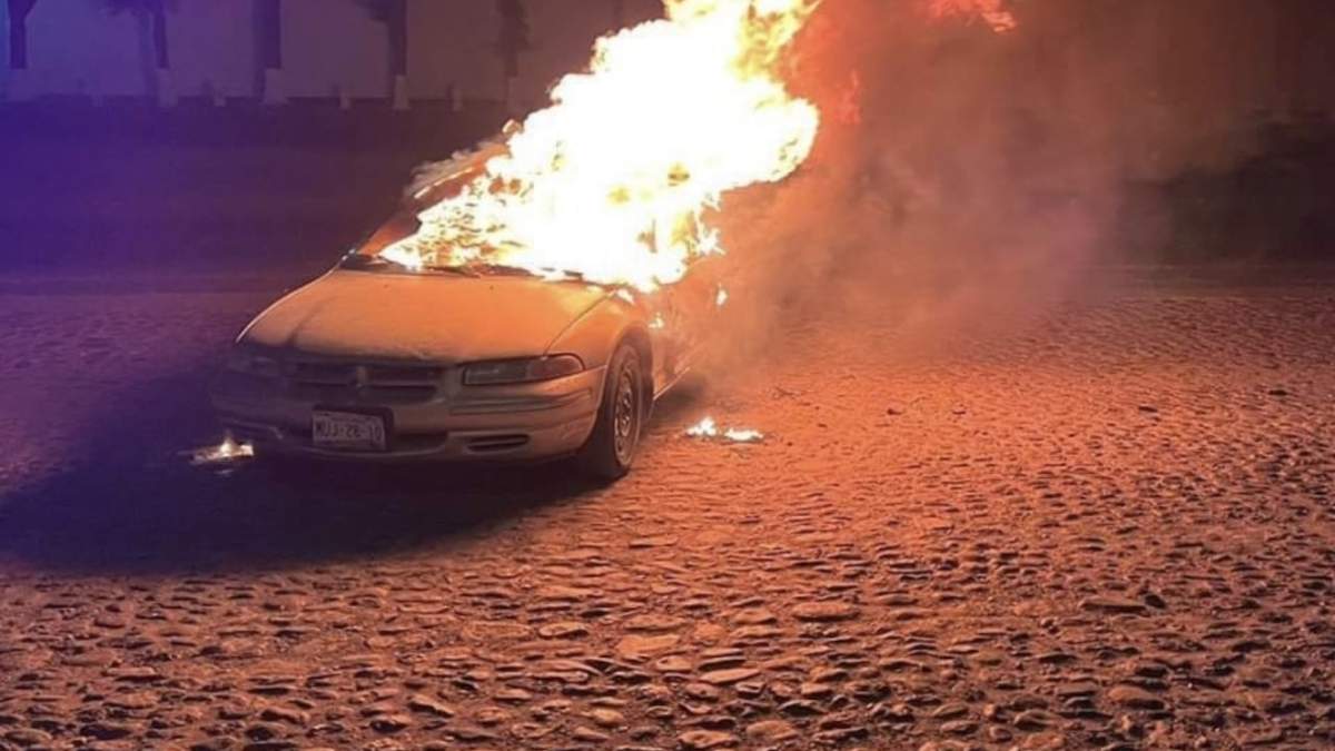 Uno de los vehículos incendiados en San Juan de los Lagos