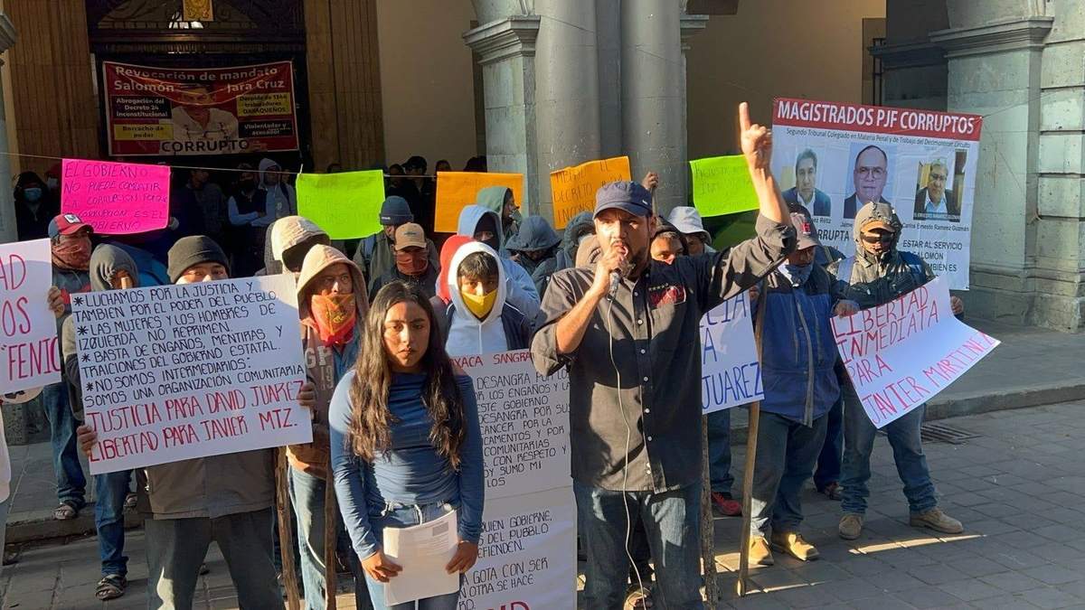 Protesta frente a palacio de gobierno de Oaxaca