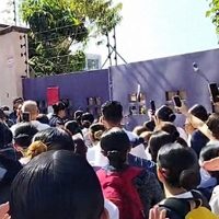 Estudiantes de Enfermería de UAEM rompen candados y cadenas para reabrir el plantel