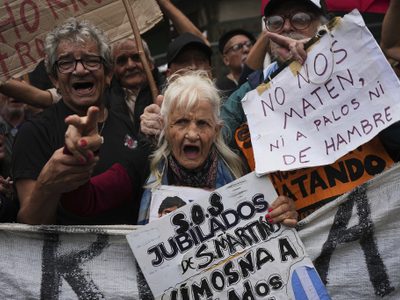 Miles de jubilados vuelven a salir a la calle en Argentina para exigir un aumento de las pensiones