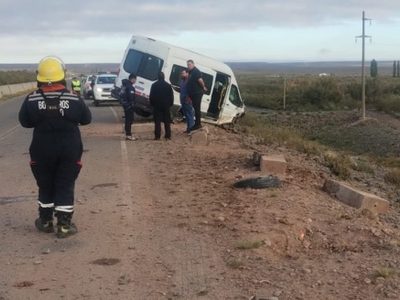 Una combi con trabajadores chocó contra pilotes en la Ruta 17 y hay varios heridos