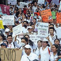 Tras fracaso del Insabi, bajos salarios y abusos en el IMSS-Bienestar
