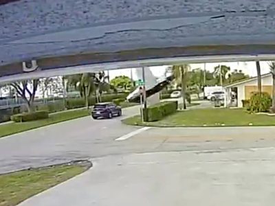 Una avioneta se impacta contra una camioneta; mueren dos adultos y un niño (Video)