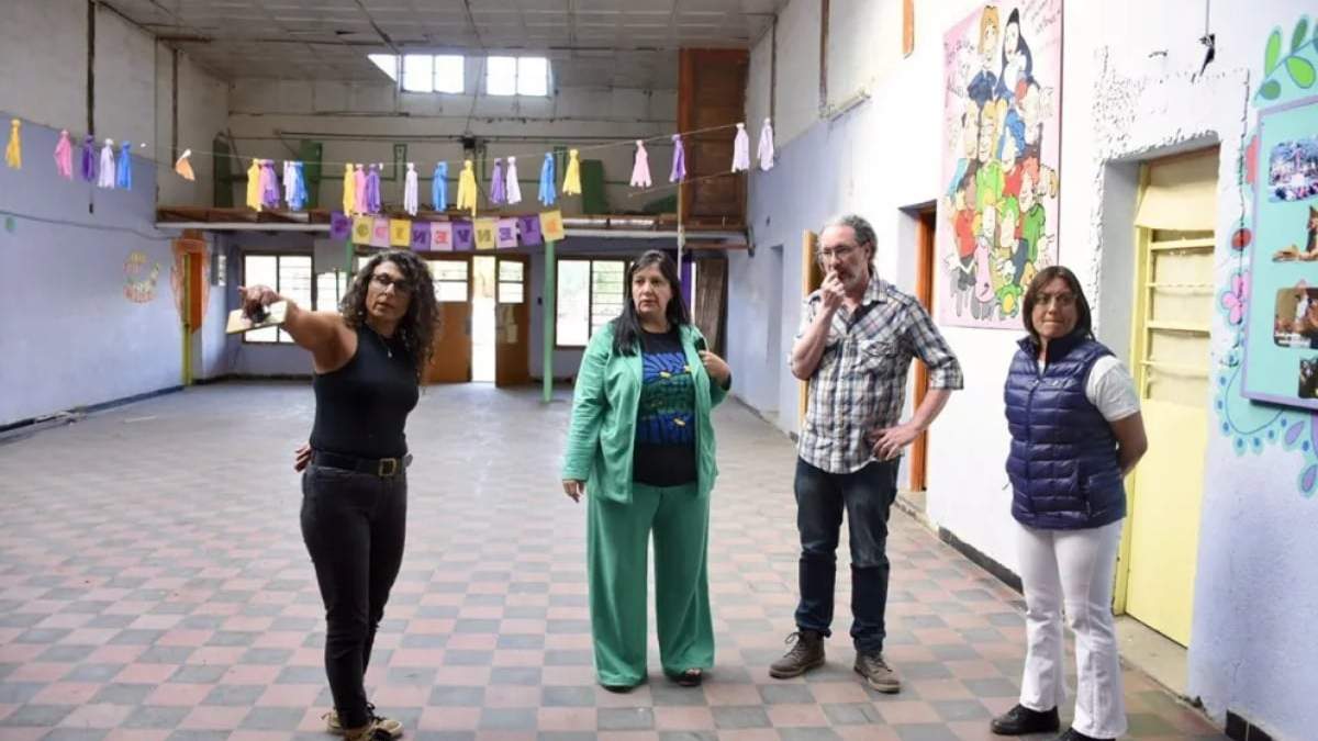 La ministra de Educación Soledad Martinez recorre el CPEM 86 con miembros de la comunidad