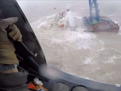 Un tifón partió en dos un barco cerca de Hong Kong: hay casi 30 desaparecidos