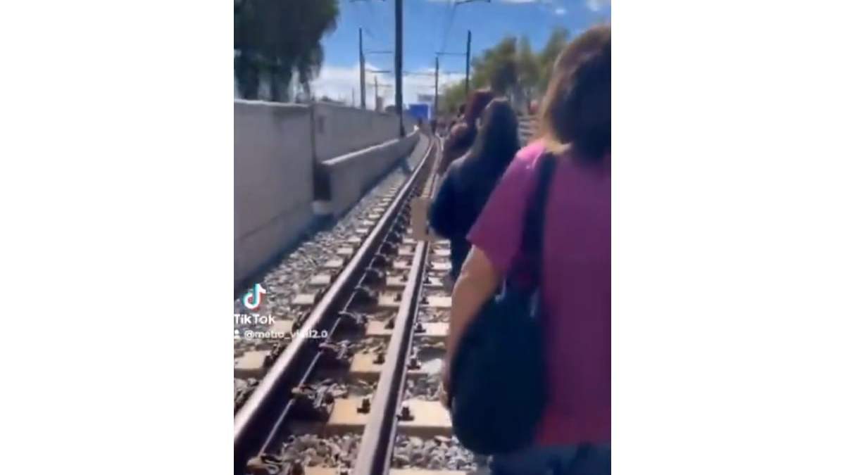 Usuarios caminando por las vías