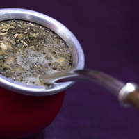 Con 2 ingredientes y en tiempo récord: el truco que eliminará los gérmenes en tus bombillas para el mate