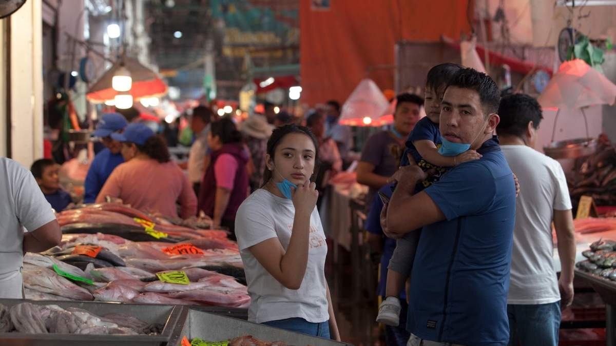 Venta de pescados y mariscos en el mercado de la Nueva Viga