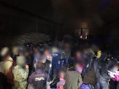 En una bodega fueron encontrados 225 migrantes en el Edomex