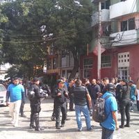 Policías desalojan edificio en Álvaro Obregón; habitantes denuncian abusos y les lanzan fuego