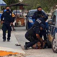 Policías municipales de Tulum someten a una mujer y le provocan la muerte
