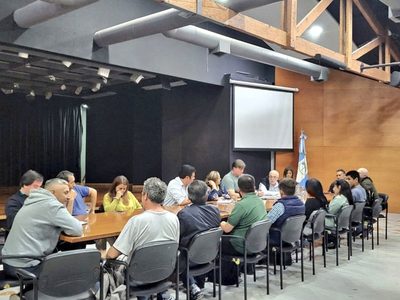 Tras las protestas, Llancafilo mantuvo un encuentro con las comunidades educativas de la EPET 14 y 1