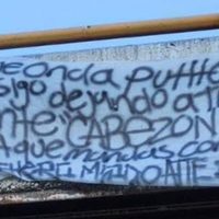 Cuelgan cuerpo y “narcomanta” en puente de Tijuana; hallan cadáver desmembrado a pocos metros