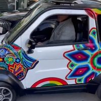 Ebrard prueba un auto eléctrico de Bolivia que se venderá en México en 2023