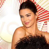 ¡Chau bikini! Kendall Jenner se da un chapuzón y se vio... ¡¡abierta como la puerta!!