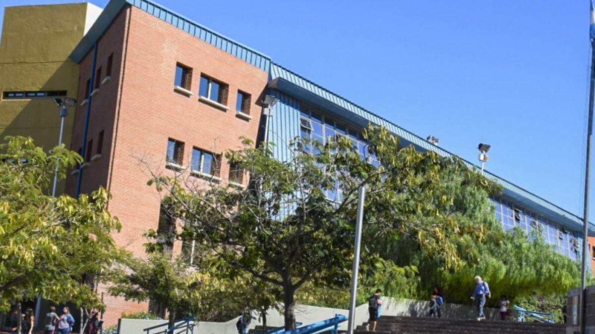 De manera preventiva se procedió al cierre del edificio escolar. Fuente: (Facebook)