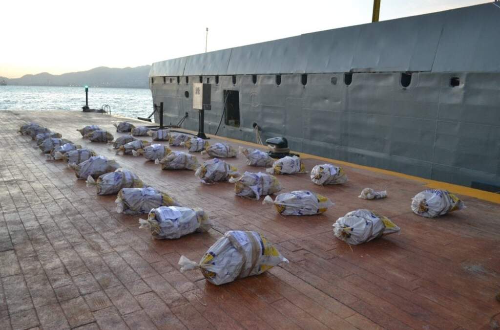 Se incautaron 619 paquetes de cocaína con un peso de 728.6 kilógramos y 23 bidones con combustible