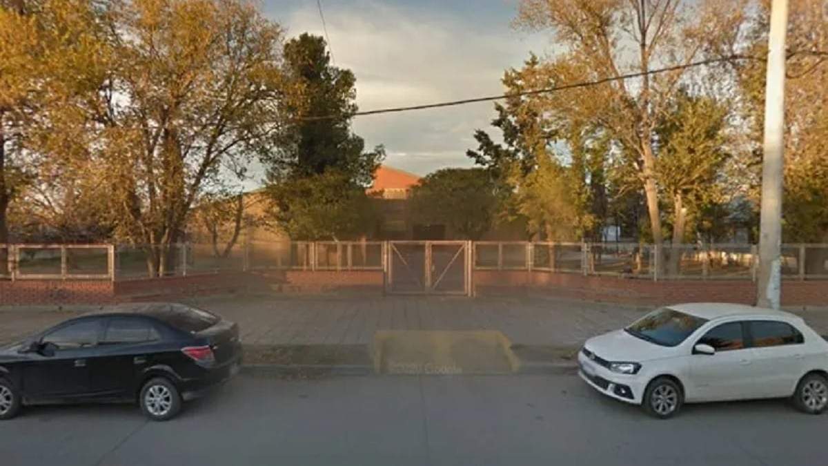 La mochila fue encontrada en el patio de la escuela 180 del barrio Belgrano. Fuente: (Google Maps)