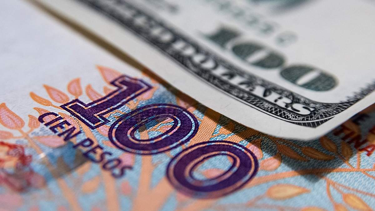 Billete de 100 pesos y de 100 dólares. Fuente: (Twitter)