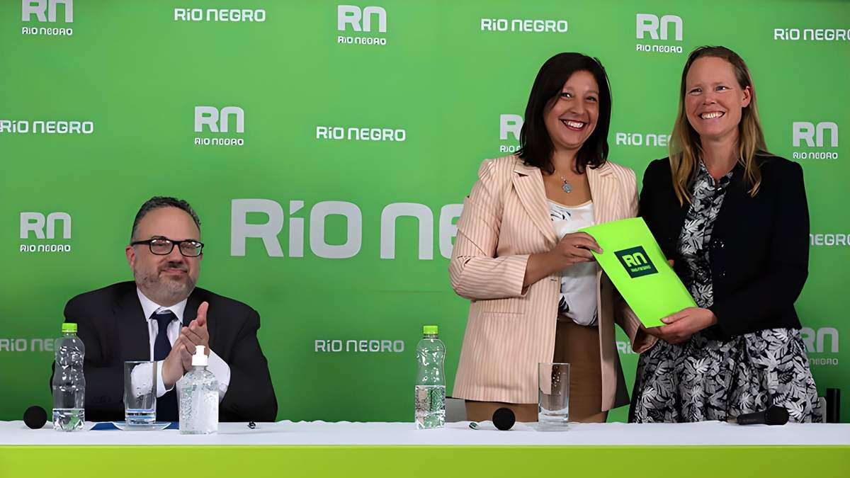 Arabela Carreras; la CEO de Fortescue, Julie Shuttleworth, y Matías Kulfas al anunciar el acuerdo por la producción de hidrógeno verde. Fuente: (Twitter)