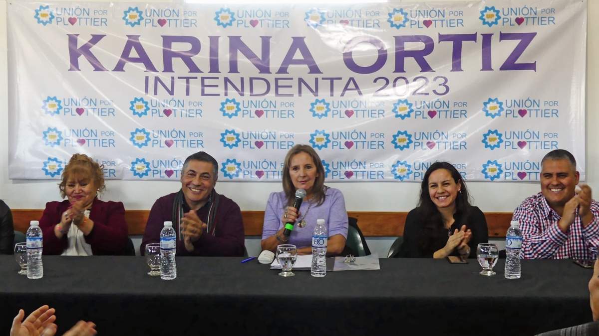 Karina Ortiz en la presentación de los candidatos de Unión por Plottier. Fuente (Prensa UP).