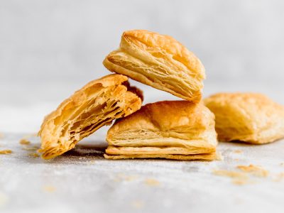 Bocaditos hojaldrados de espinaca y queso: ideales para picotear en la merienda o entre amigos