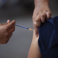 Vacunas contra la gripe y el sarampión podrían ayudar a aplanar la curva de covid-19: estudio